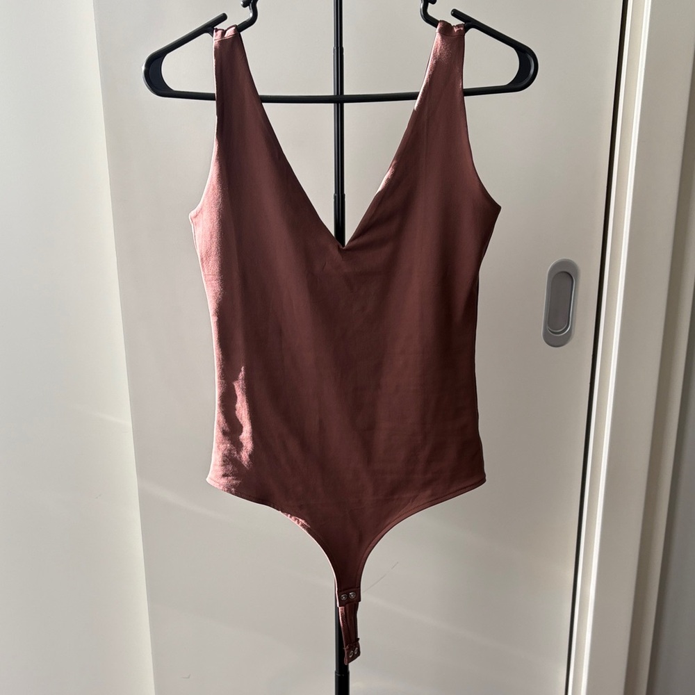 ReoRia Deep V-Neck Bodysuit in Rich Brown